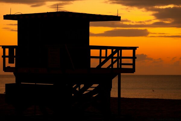 Feuriger Sonnenuntergang am Meer