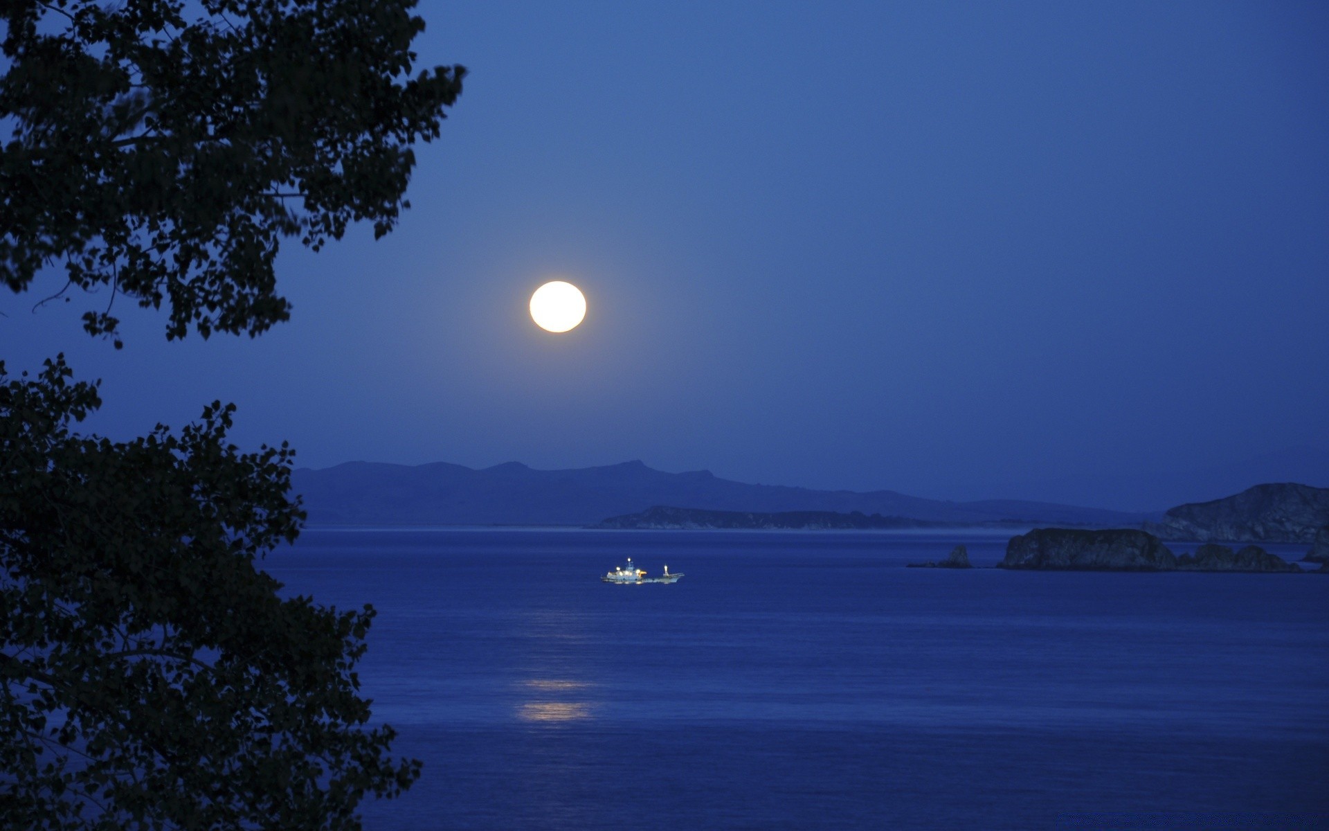 湖泊 水域 日落 天空 傍晚 景观 日出 海 海洋 户外 黄昏 旅游 自然 海洋 海滩 太阳 反射 光 夏天