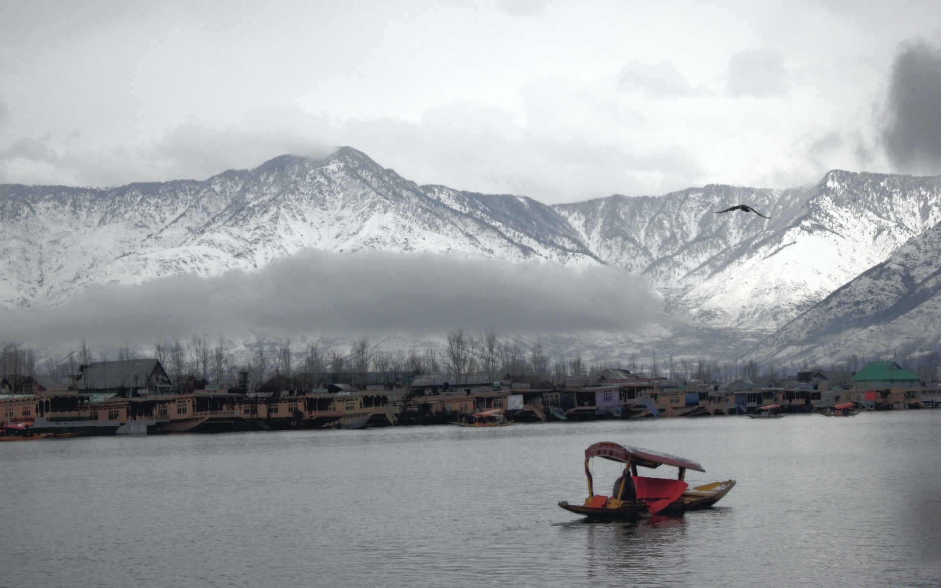 湖泊 山脉 雪 水 景观 汽车 船只 旅行 雾 运输系统