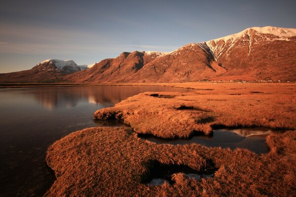 Lago y desierto en medio de la puesta de sol