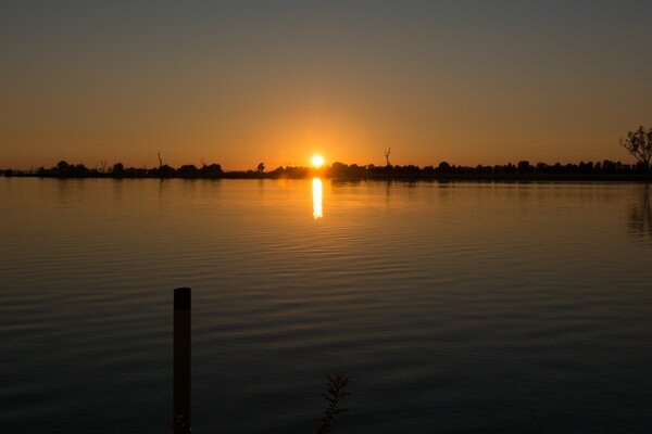 Reflejo del lago puesta de sol de agua