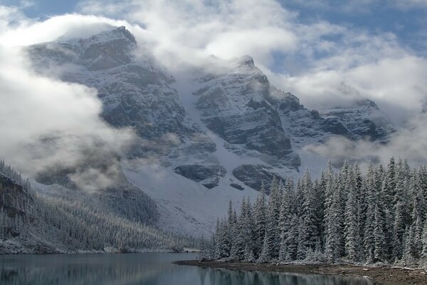 Sommets enneigés et lac d hiver