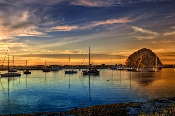 Riflesso del tramonto sulla superficie dell acqua