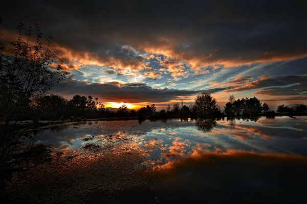 Sonnenuntergang am See in der Abenddämmerung treffen