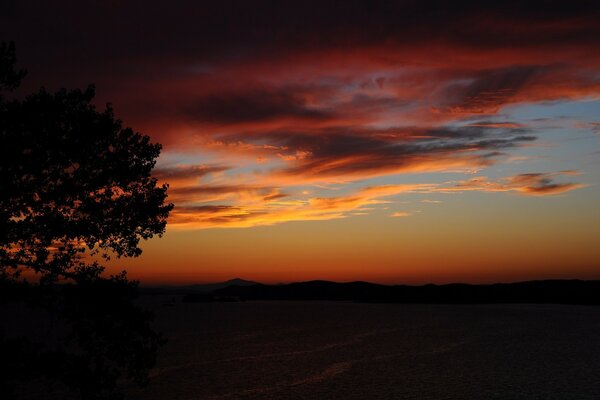 Tramonto con nuvole colorate al crepuscolo