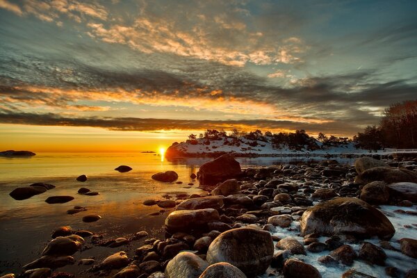 Lago de invierno en medio de la puesta de sol