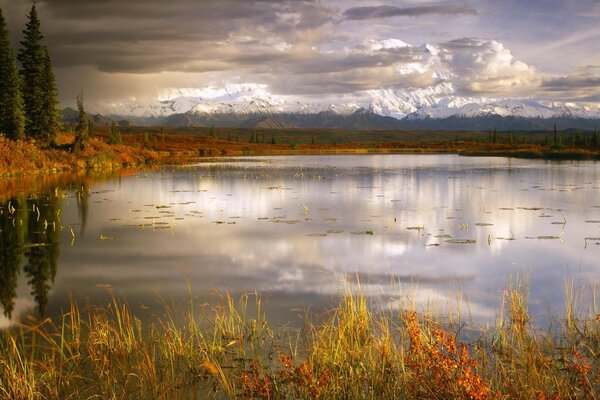 Herbstliche Landschaft. Reflexion des Himmels im Wasser