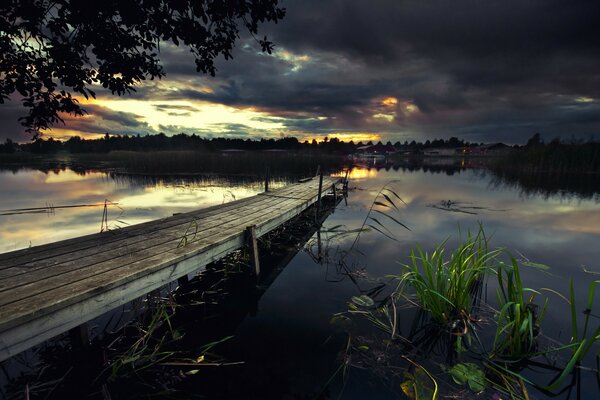 Reflejo del amanecer en el agua