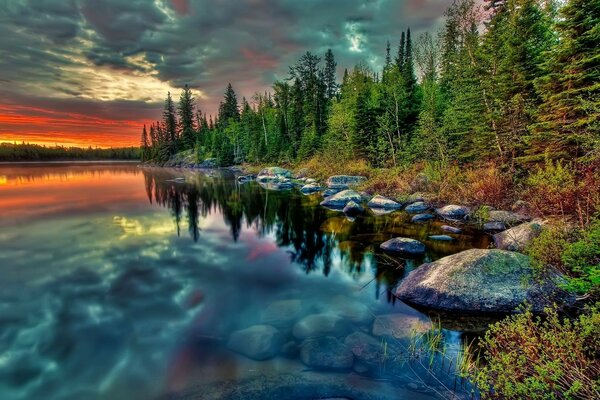 Le coucher de soleil se reflète dans l eau de la rivière