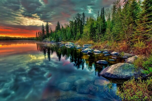 Il tramonto si riflette nell acqua del fiume