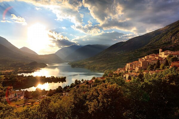 Città vicino al lago sullo sfondo delle montagne