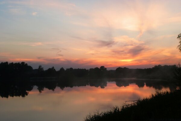 Flusslandschaft auf Sonnenuntergang Hintergrund