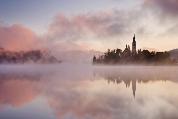 Castillo en la niebla. La isla en la niebla. Paisaje de cuento de hadas