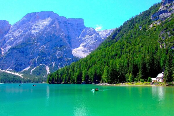 Türkisfarbenes Wasser hohe Berge