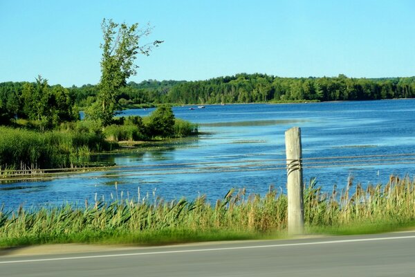 Image du lac près de la route