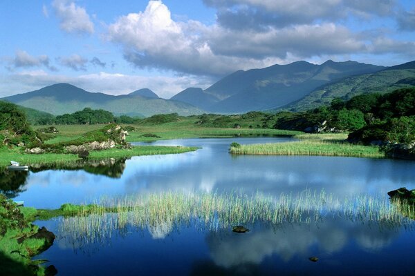 Paisaje de montaña. El cielo se refleja. Naturaleza