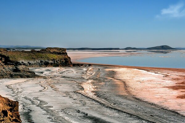 Meerstrand mit bunten Sandstränden