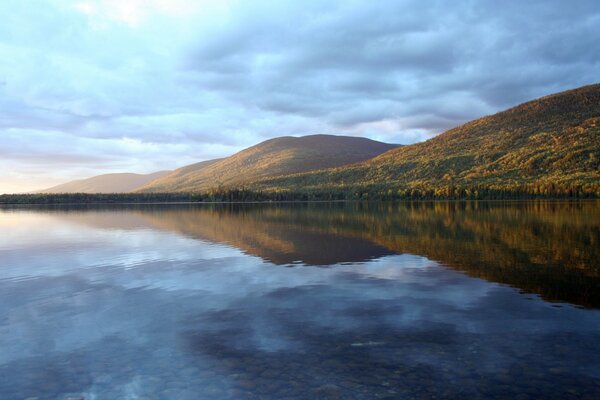 Blauer Himmel spiegelt sich im Wasser wider, Idylle