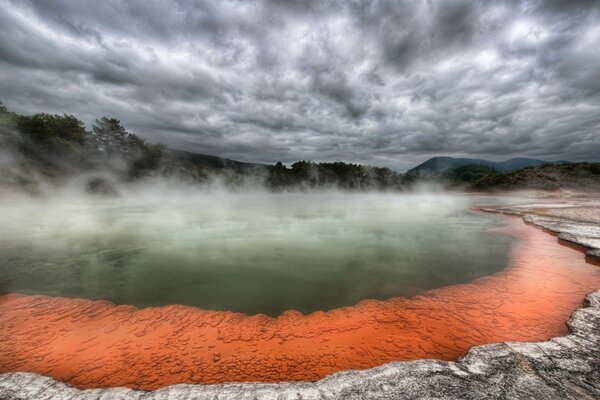 Paisaje sombrío del lago caliente