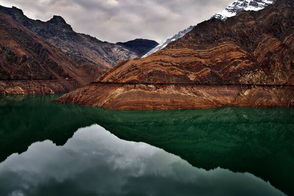 Montagne e Lago Verde in colori vivaci