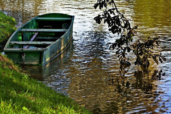 Barco à beira do lago