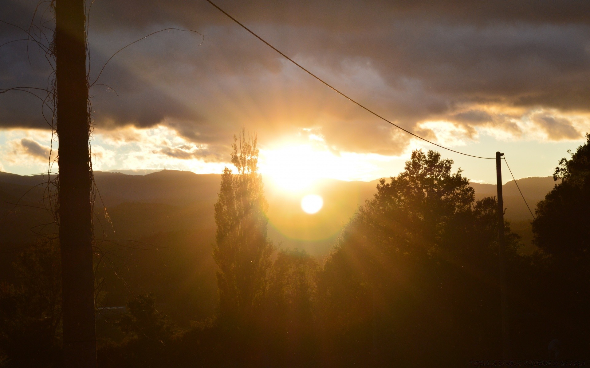 cielo puesta de sol amanecer paisaje sol silueta luz noche cielo iluminado niebla crepúsculo buen tiempo tiempo naturaleza medio ambiente nube árbol al aire libre niebla