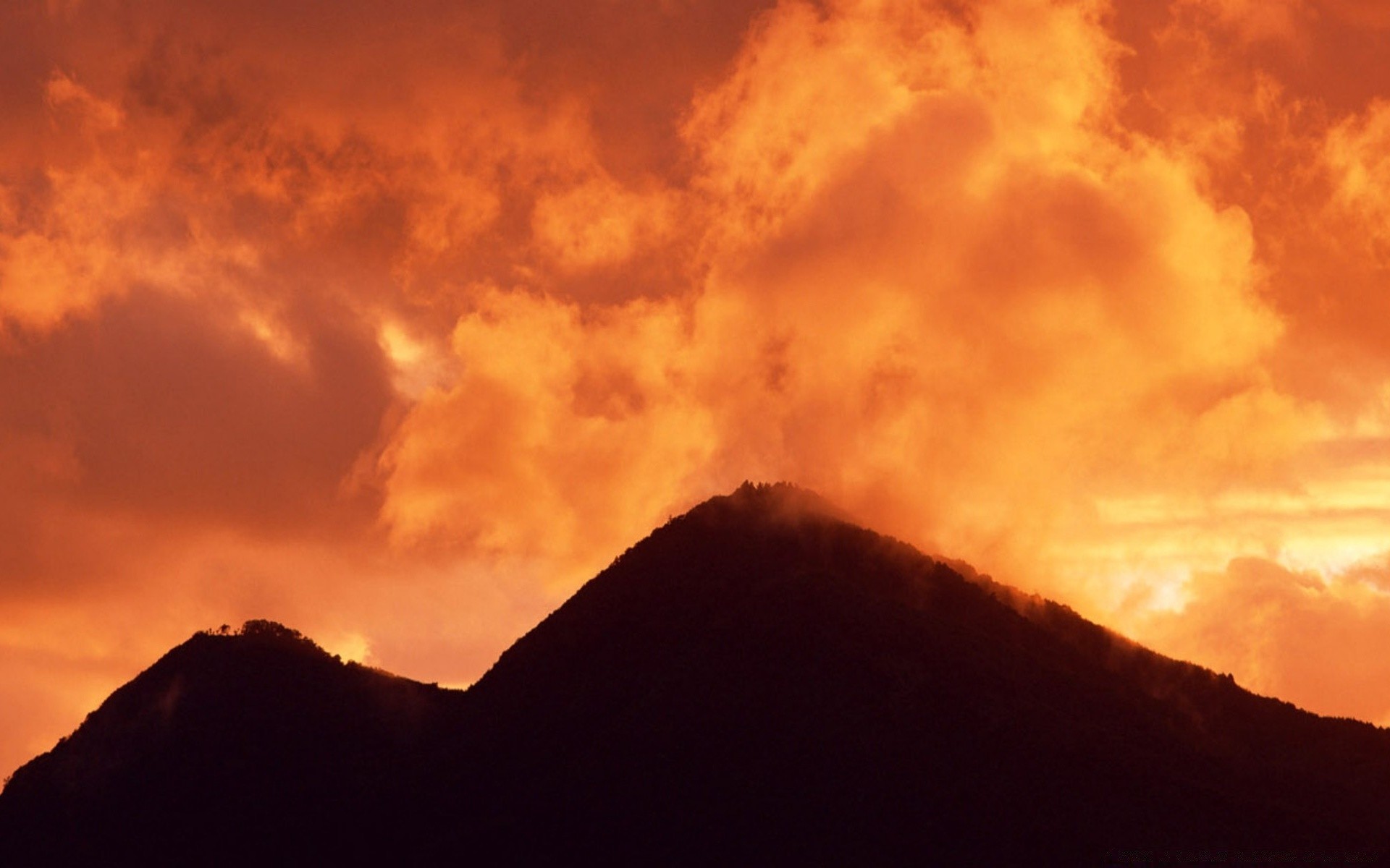 cielo puesta de sol paisaje noche cielo amanecer montaña luz sol crepúsculo iluminado volcán silueta naturaleza tiempo al aire libre buen tiempo tormenta erupción nube