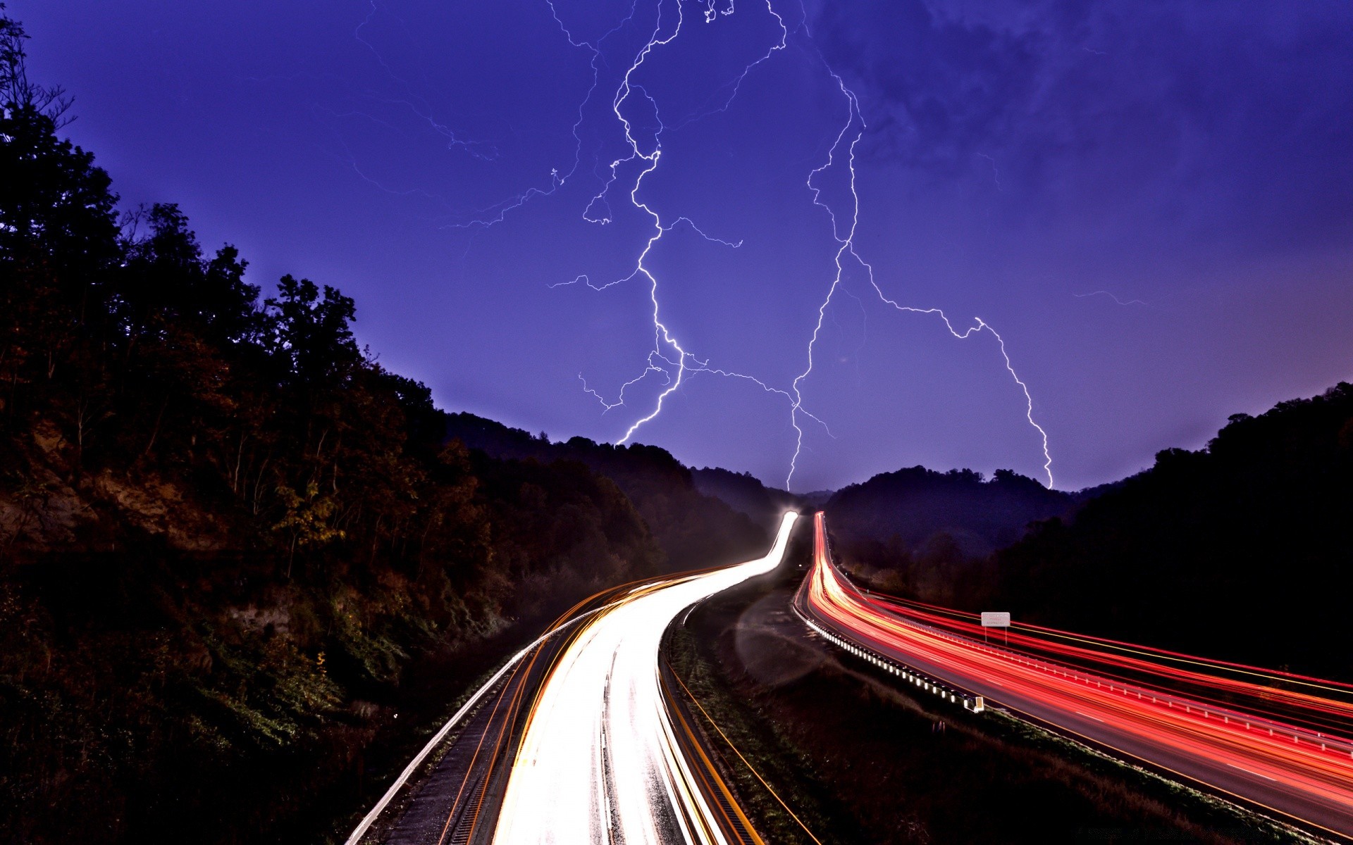 cielo rápido sistema de transporte carretera viaje carretera oscuro tráfico noche tráfico largo prisa cielo dramático coche crepúsculo puesta de sol desenfoque guía