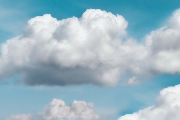 Flauschige Wolken. Blauer Himmel