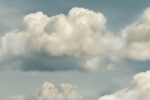 Belas nuvens. Céu sombrio