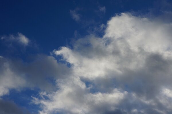 Schöne weiße Wolken im Freien