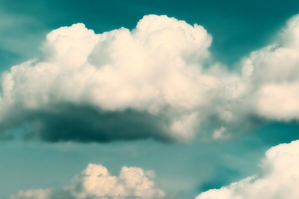 Flauschige Wolken am offenen Himmel