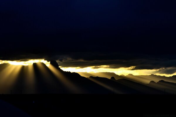 Piercing rays of the sun skvoz dark clouds