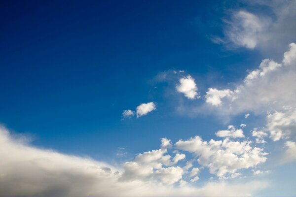 Die Wolken sind am Himmel gefiedert