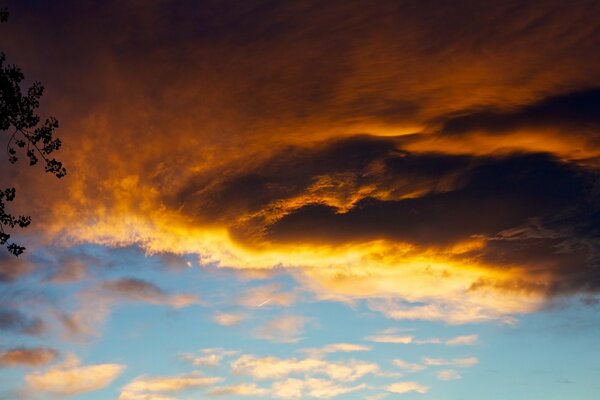 Belas nuvens ao pôr do sol