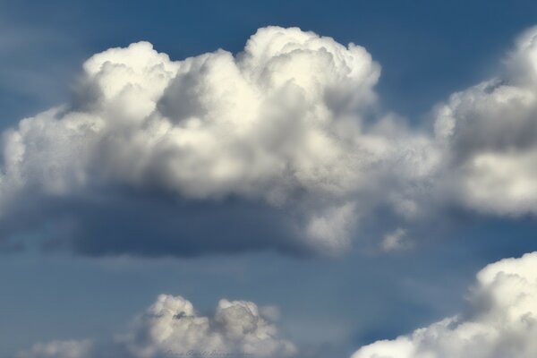 Nubes altas y esponjosas blancas