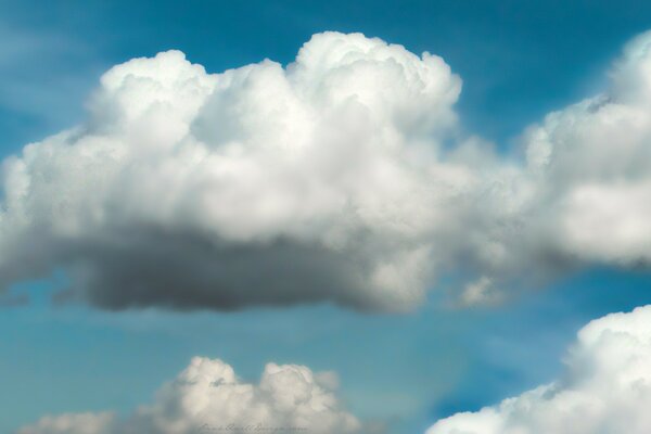 Die Wolken ragen unermüdlich im Blau