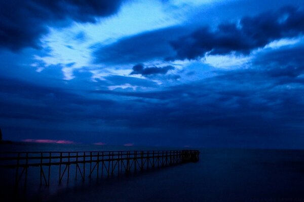 Cielo oscuro en tonos azules oscuros