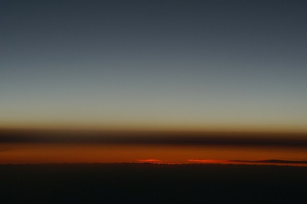 La naturaleza se oscurece y se duerme en los rayos rojos