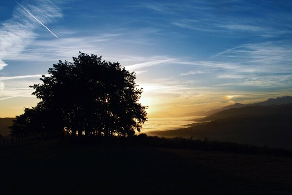 Sonnenaufgang in den Bergen bei hellem Himmel