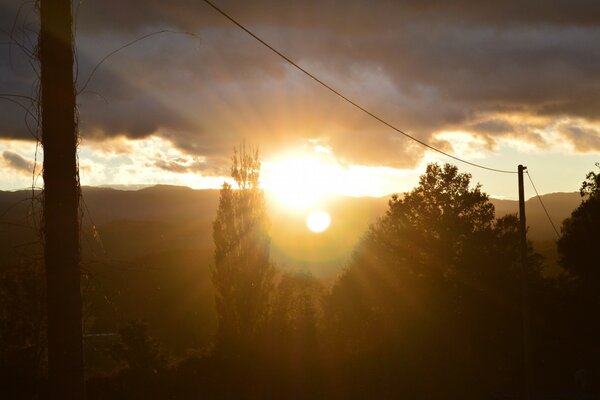 Les rayons du soleil traversent le ciel