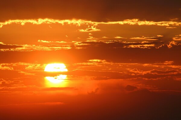 Una brillante puesta de sol en el cielo