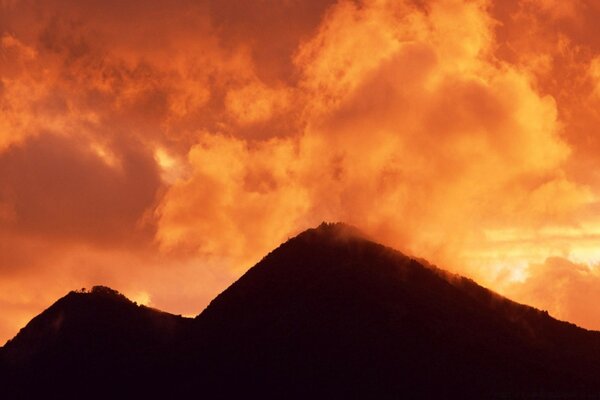 Sole nel cielo al tramonto