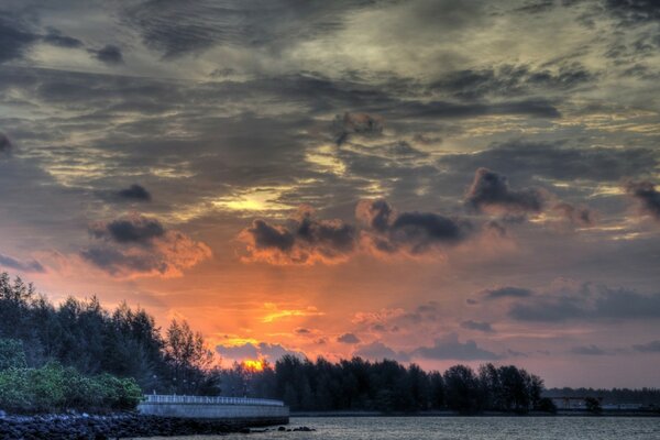 Graue Wolken schlossen die Sonne ab