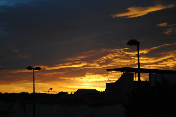 Silhouetten auf einem hellen Sonnenuntergang Hintergrund