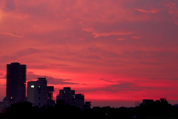 Ein roter Abend in der Dämmerung der Stadt