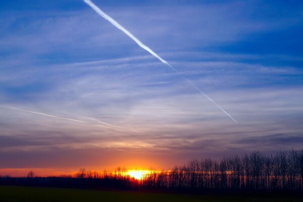 Puesta de sol roja en el cielo