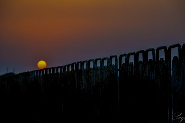 Die blauen und orangefarbenen Töne des Sonnenuntergangs