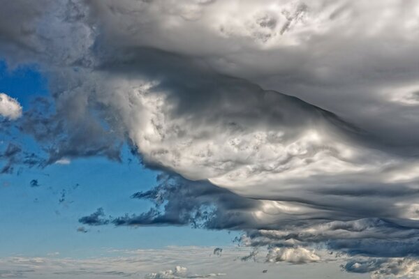 Asperatus undulatus chmury