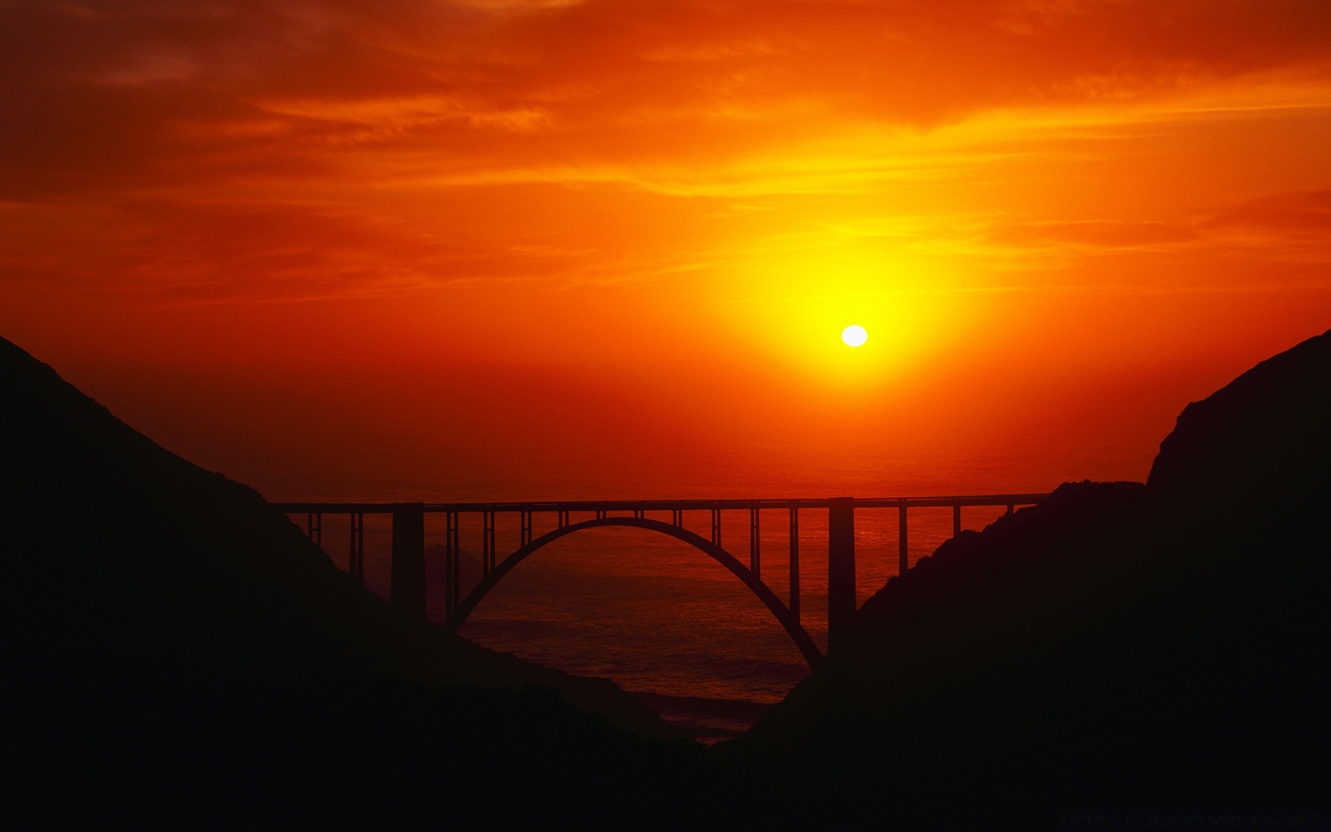 天空 日落 黎明 黄昏 傍晚 太阳 照亮 剪影 天空 水 景观 旅游 海洋 光 海滩 海